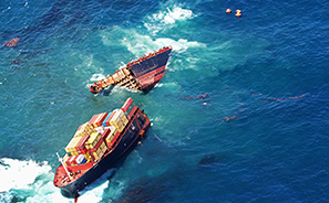 Rena : Container Ship Runs Aground : Tauranga : New Zealand  : Photos : Richard Moore : Photographer